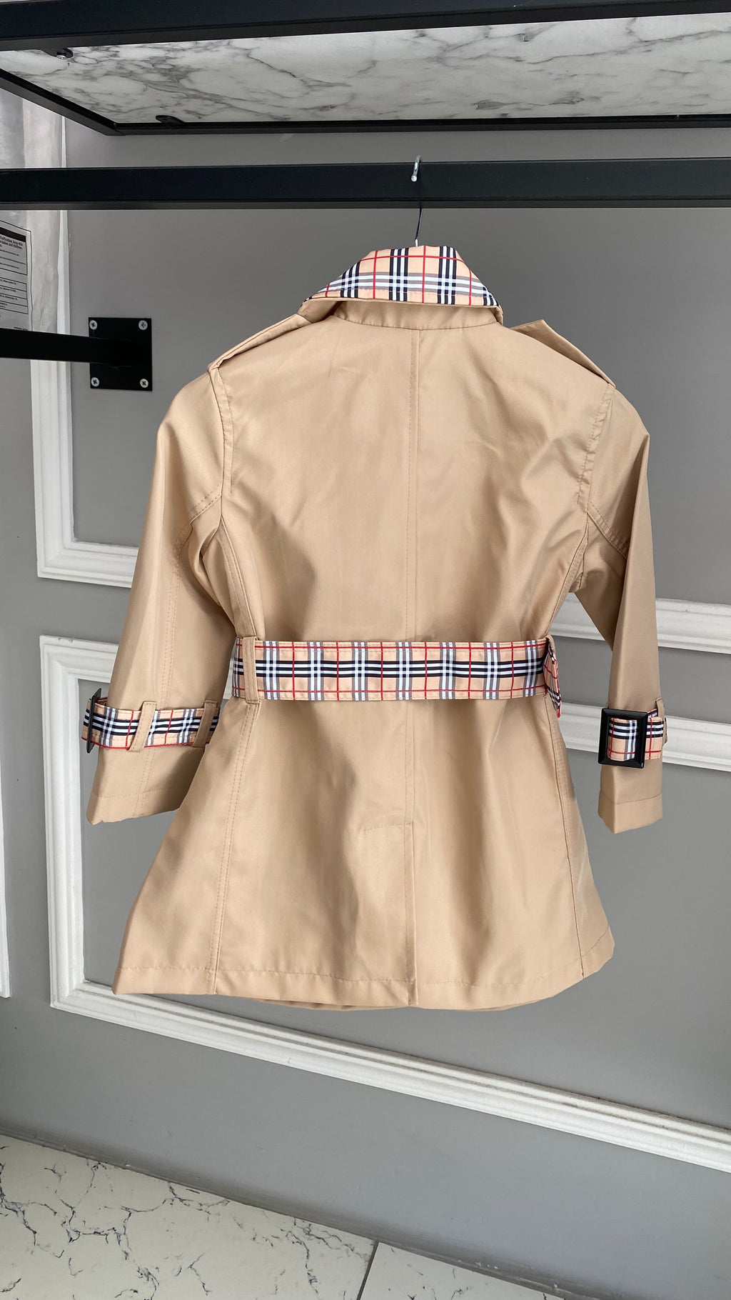 HC KİDS KEMERİ VE MANŞETLERİ KARE DESENLİ KIZ ÇOCUK TRENÇKOT