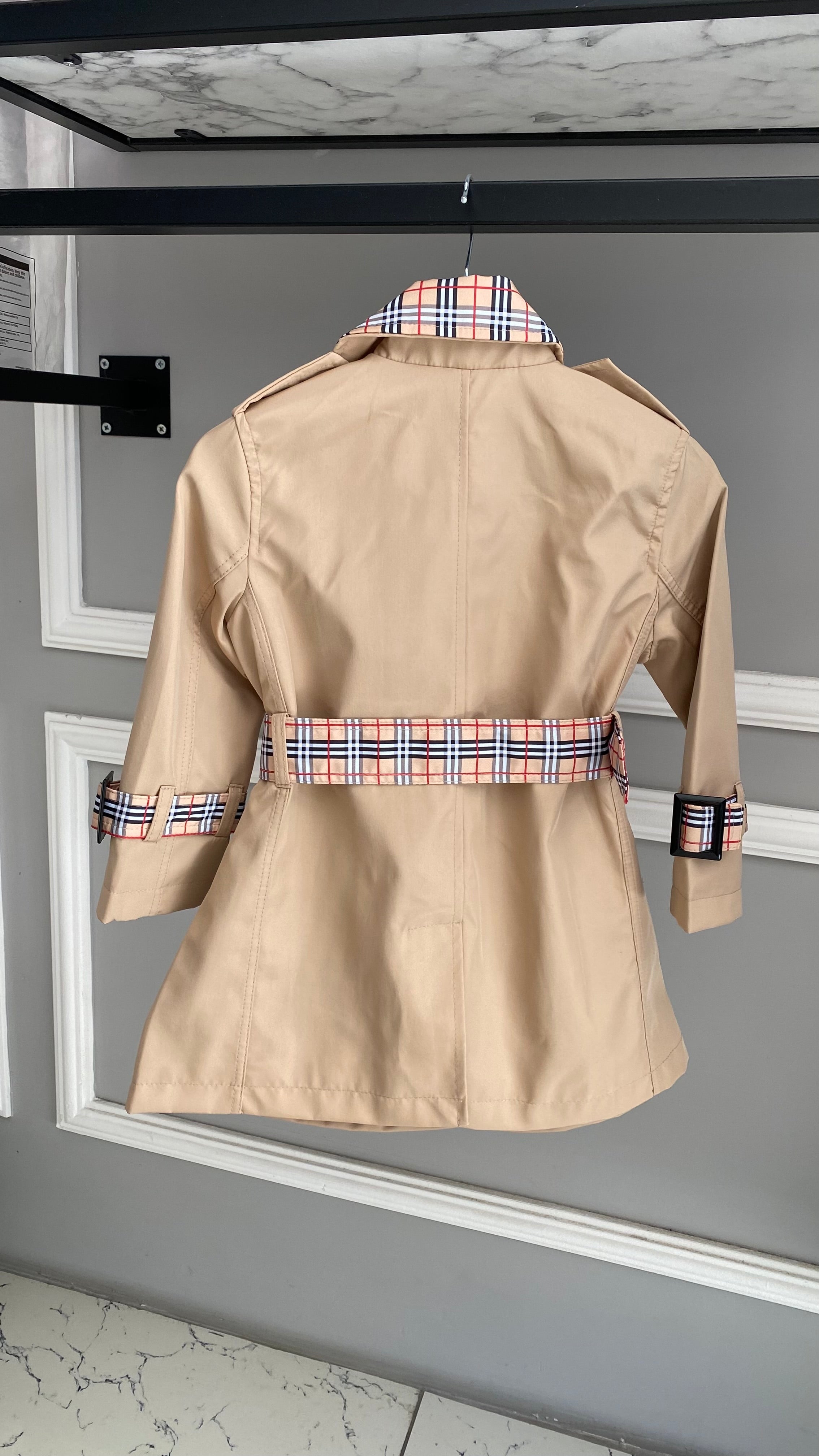 HC KİDS KEMERİ VE MANŞETLERİ KARE DESENLİ KIZ ÇOCUK TRENÇKOT